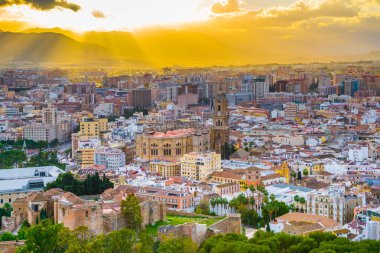 Gün batımında Malaga 'daki katedralin havadan görüntüsü.