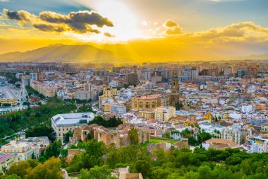 Gün batımında Malaga 'daki katedralin havadan görüntüsü.