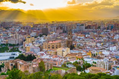 Gün batımında Malaga 'daki katedralin havadan görüntüsü.
