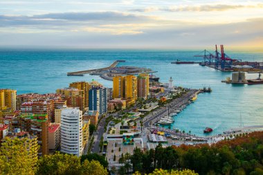 Gün batımında Malaga limanının havadan görüntüsü