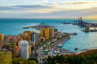 Gün batımında Malaga limanının havadan görüntüsü