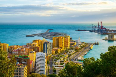 Gün batımında Malaga limanının havadan görüntüsü