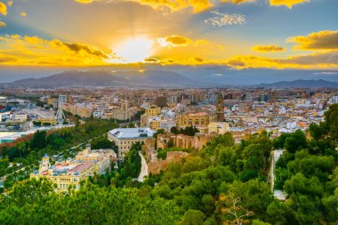 Gibralfaro Kalesi 'nden çekilen Malaga hava görüntüsü. Gün batımında Malaga Limanı, Alcazaba Kalesi ve Malaga Katedrali de dahil.