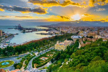 Gibralfaro Kalesi 'nden çekilen Malaga hava görüntüsü. Gün batımında Malaga Limanı, Alcazaba Kalesi ve Malaga Katedrali de dahil.