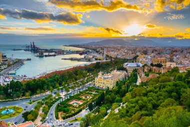 Gibralfaro Kalesi 'nden çekilen Malaga hava görüntüsü. Gün batımında Malaga Limanı, Alcazaba Kalesi ve Malaga Katedrali de dahil.