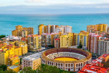 İspanya 'nın Malaga kentindeki koridor binasının günbatımında hava görüntüsü.