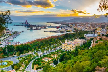 Gibralfaro Kalesi 'nden çekilen Malaga hava görüntüsü. Gün batımında Malaga Limanı, Alcazaba Kalesi ve Malaga Katedrali de dahil.