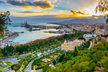 Gibralfaro Kalesi 'nden çekilen Malaga hava görüntüsü. Gün batımında Malaga Limanı, Alcazaba Kalesi ve Malaga Katedrali de dahil.