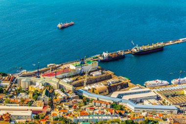 Perdenin tepesinden çekilen Cebelitarık 'ın havadan görünüşü.