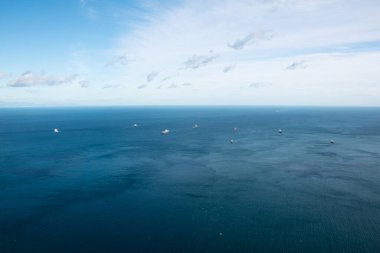 Cebelitarık yakınlarında Akdeniz 'de seyreden kargo gemilerinin hava görüntüsü.