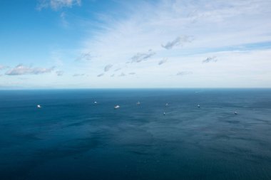 Cebelitarık yakınlarında Akdeniz 'de seyreden kargo gemilerinin hava görüntüsü.