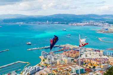 Arka planda manzarası olan Cebelitarık bayrakları.