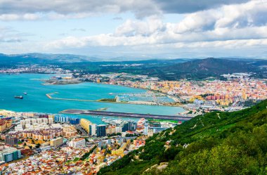Gibraltar 'ın yukarıdaki kayanın üstünden havadan görünüşü.
