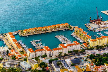 Cebelitarık 'taki bir marinanın havadan görünüşü