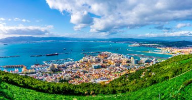 Gibraltar 'ın yukarıdaki kayanın üstünden havadan görünüşü.