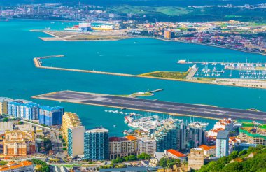 Cebelitarık Havaalanı 'nın Atlantik Okyanusu' na giden pisti.