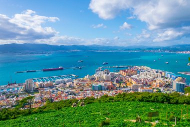 Gibraltar 'ın yukarıdaki kayanın üstünden havadan görünüşü.