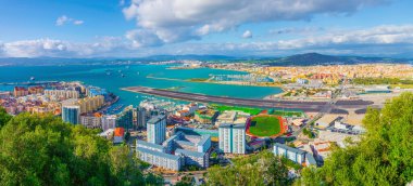 Gibraltar 'ın havadan görünüşü, havaalanı, İspanya ve Algeciras Körfezi' ndeki la linea de la concepcion kasabası..