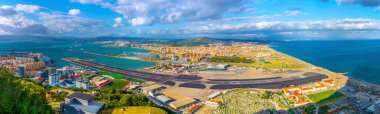 Gibraltar 'ın havadan görünüşü, havaalanı, İspanya ve Algeciras Körfezi' ndeki la linea de la concepcion kasabası..