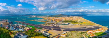 Gibraltar 'ın havadan görünüşü, havaalanı, İspanya ve Algeciras Körfezi' ndeki la linea de la concepcion kasabası..