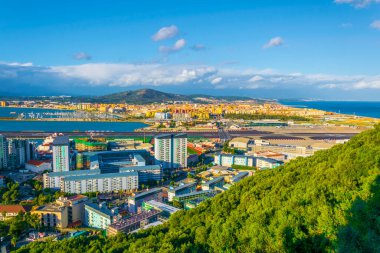 Gibraltar 'ın havadan görünüşü, havaalanı, İspanya ve Algeciras Körfezi' ndeki la linea de la concepcion kasabası..