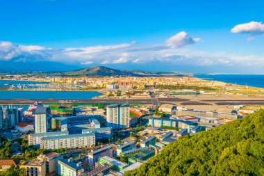 Gibraltar 'ın havadan görünüşü, havaalanı, İspanya ve Algeciras Körfezi' ndeki la linea de la concepcion kasabası..