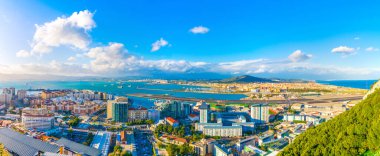 Gibraltar 'ın havadan görünüşü, havaalanı, İspanya ve Algeciras Körfezi' ndeki la linea de la concepcion kasabası..