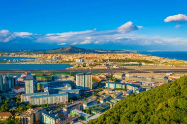 Gibraltar 'ın havadan görünüşü, havaalanı, İspanya ve Algeciras Körfezi' ndeki la linea de la concepcion kasabası..