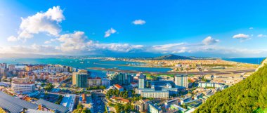Gibraltar 'ın havadan görünüşü, havaalanı, İspanya ve Algeciras Körfezi' ndeki la linea de la concepcion kasabası..