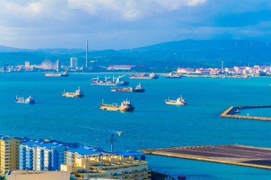 Kargo gemileri İspanya 'daki Algeciras körfezinde bir limana yaklaşıyor..