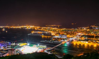 Aydınlatılmış Cebelitarık 'ın gece hava manzarası, havaalanı, İspanya ve Algeciras Körfezi' ndeki la linea de la concepcion kasabası.