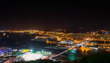 Aydınlatılmış Cebelitarık 'ın gece hava manzarası, havaalanı, İspanya ve Algeciras Körfezi' ndeki la linea de la concepcion kasabası.