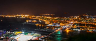 Aydınlatılmış Cebelitarık 'ın gece hava manzarası, havaalanı, İspanya ve Algeciras Körfezi' ndeki la linea de la concepcion kasabası.