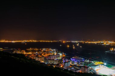 Aydınlatılmış Cebelitarık 'ın gece hava manzarası, havaalanı, İspanya ve Algeciras Körfezi' ndeki la linea de la concepcion kasabası.