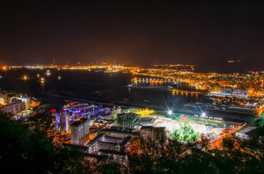 Aydınlatılmış Cebelitarık 'ın gece hava manzarası, havaalanı, İspanya ve Algeciras Körfezi' ndeki la linea de la concepcion kasabası.