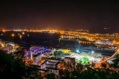 Aydınlatılmış Cebelitarık 'ın gece hava manzarası, havaalanı, İspanya ve Algeciras Körfezi' ndeki la linea de la concepcion kasabası.