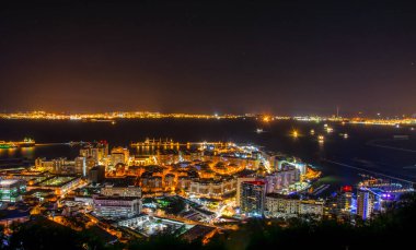 Aydınlatılmış Cebelitarık ve Algeciras Körfezi 'nin gece görüşü