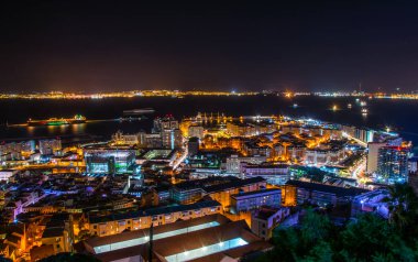 Aydınlatılmış Cebelitarık ve Algeciras Körfezi 'nin gece görüşü