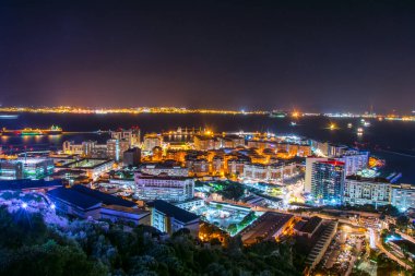 Aydınlatılmış Cebelitarık ve Algeciras Körfezi 'nin gece görüşü