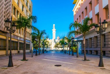 İspanya 'nın Cadiz kentindeki Anayasa Anıtı' na iki konut arasındaki dar geçitten bir bakış