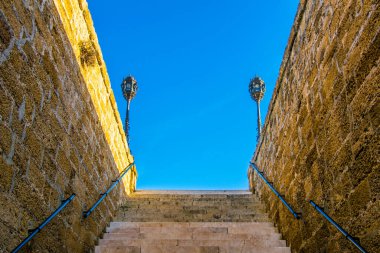 Dik taş basamaklar İspanya 'nın Cadiz kentindeki sahil şeridine doğru ilerliyor.