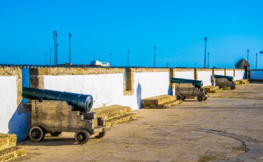 Cadiz 'deki limanı çevreleyen savunma duvarına yerleştirilmiş toplar.