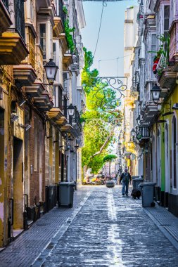 İspanyolca dar bir sokakta görünümünü şehir cadiz