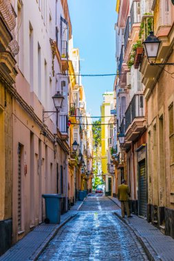 İspanyolca dar bir sokakta görünümünü şehir cadiz