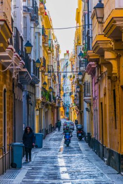 İspanyolca dar bir sokakta görünümünü şehir cadiz
