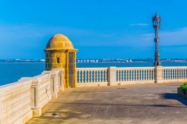 İspanya 'nın Cadiz kentinde deniz kenarındaki bir gezinti alanında bulunan tuğla elemanının ayrıntıları