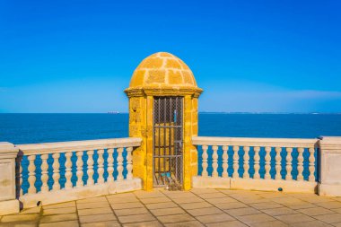 İspanya 'nın Cadiz kentinde deniz kenarındaki bir gezinti alanında bulunan tuğla elemanının ayrıntıları