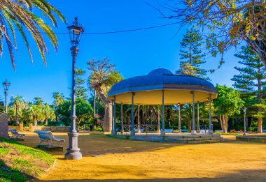 Cadiz 'in sahil kenarındaki Genoves Parkı 