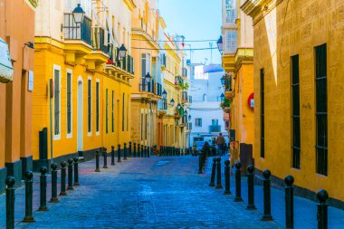 İspanyolca dar bir sokakta görünümünü şehir cadiz