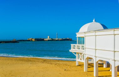 Cadiz 'deki San Sebastian Kalesi. La Caleta sahilindeki eski hamamdan İspanya manzaralı.